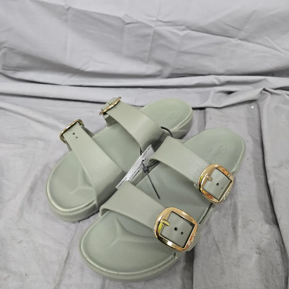 SKECHERS ARCH FIT CALI BREEZE 2.0 GOLD STAR SLIDE SANDALS - 6