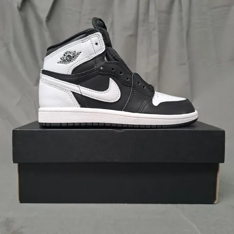 BOXED PAIR OF NIKE JORDAN 1 RETRO HIGH KIDS SHOES IN BLACK/WHITE UK SIZE 13.5