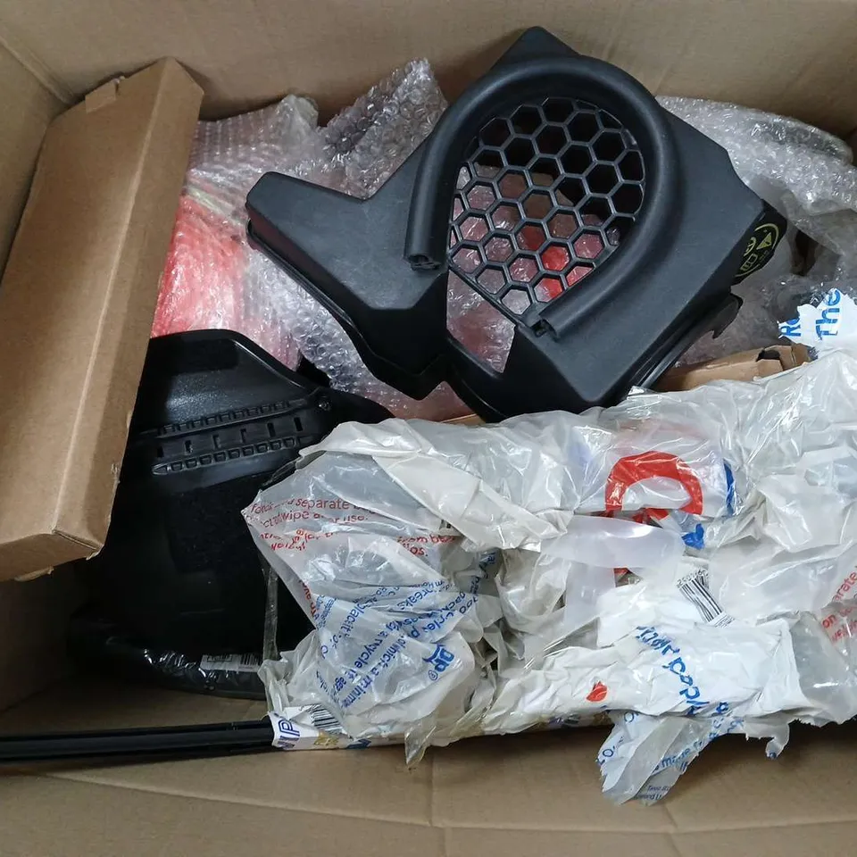 APPROXIMATELY 15 ASSORTED VEHICLE PARTS & ACCESSORIES TO INCLUDE RATCHET STRAPS, HELMET, STEERING WHEEL LOCK, ETC - COLLECTION ONLY