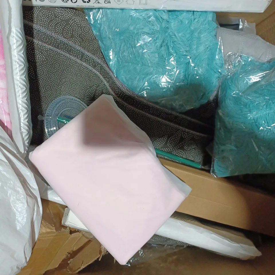 BOX OF APPROXIMATELY 15 ASSORTED HOUSEHOLD ITEMS TO INCLUDE HOT WATER BOTTLE COVER IN GREY, ETC