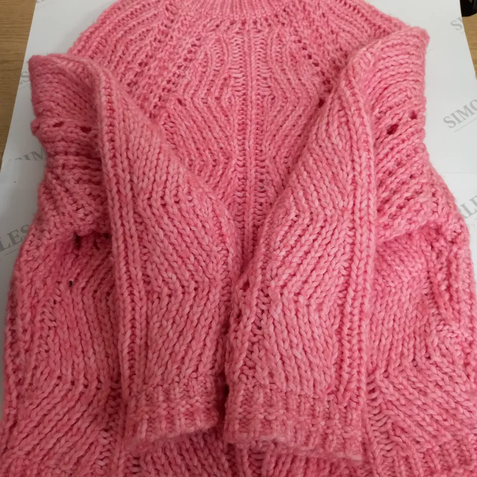 LARGE QUANTITY OF CLOTHING ITEMS TO INCLUDE , SWEATERS, JEANS, T-SHIRTS, ETC