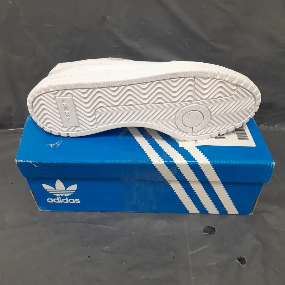 BOXED PAIR OF ADIDAS UNISEX NY 90 TRAINERS IN WHITE - 9