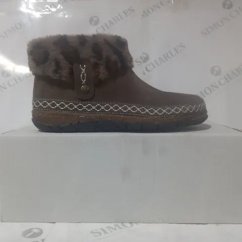 BOXED PAIR OF EARTH ORIGINS EMMALYN SUEDE BOOTIES IN CHOCOLATE SIZE 7