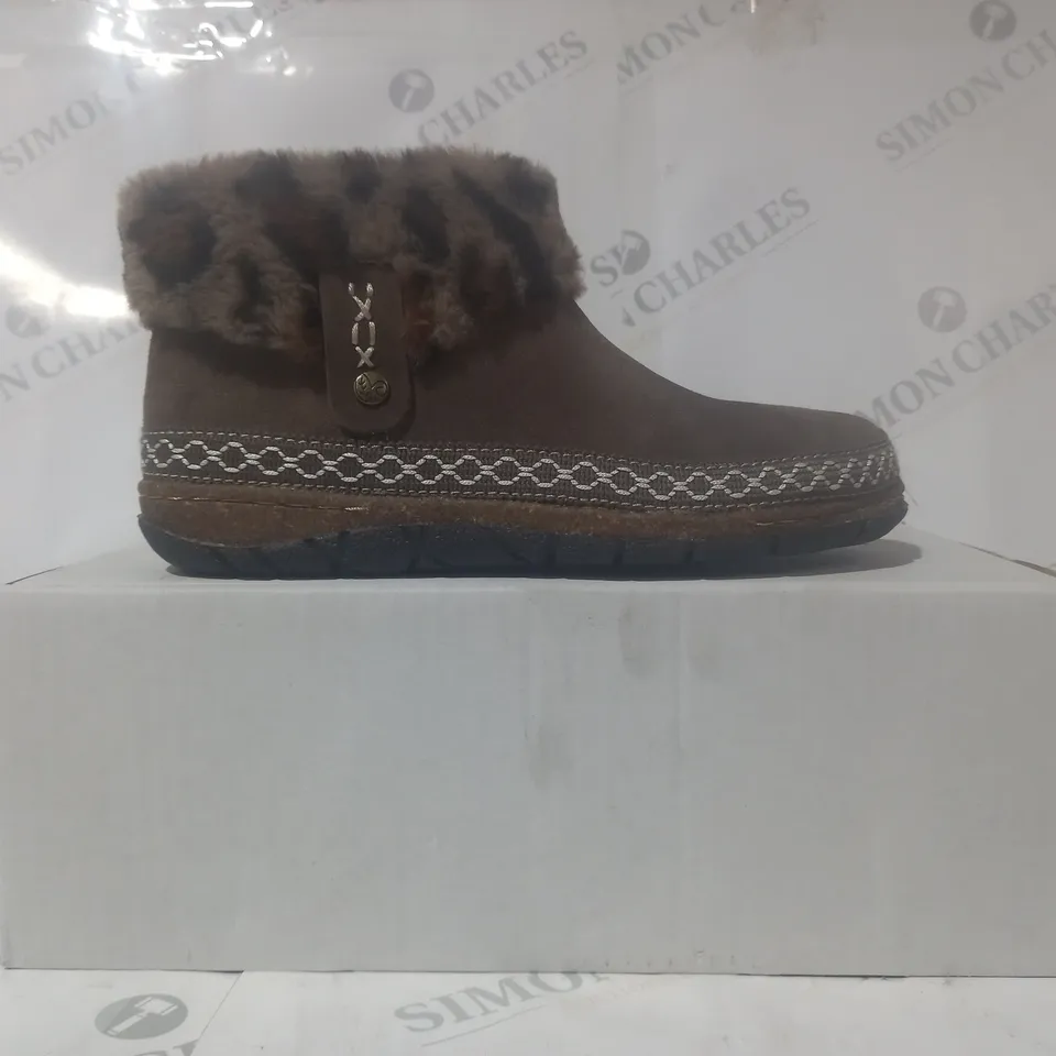 BOXED PAIR OF EARTH ORIGINS EMMALYN SUEDE BOOTIES IN CHOCOLATE SIZE 7