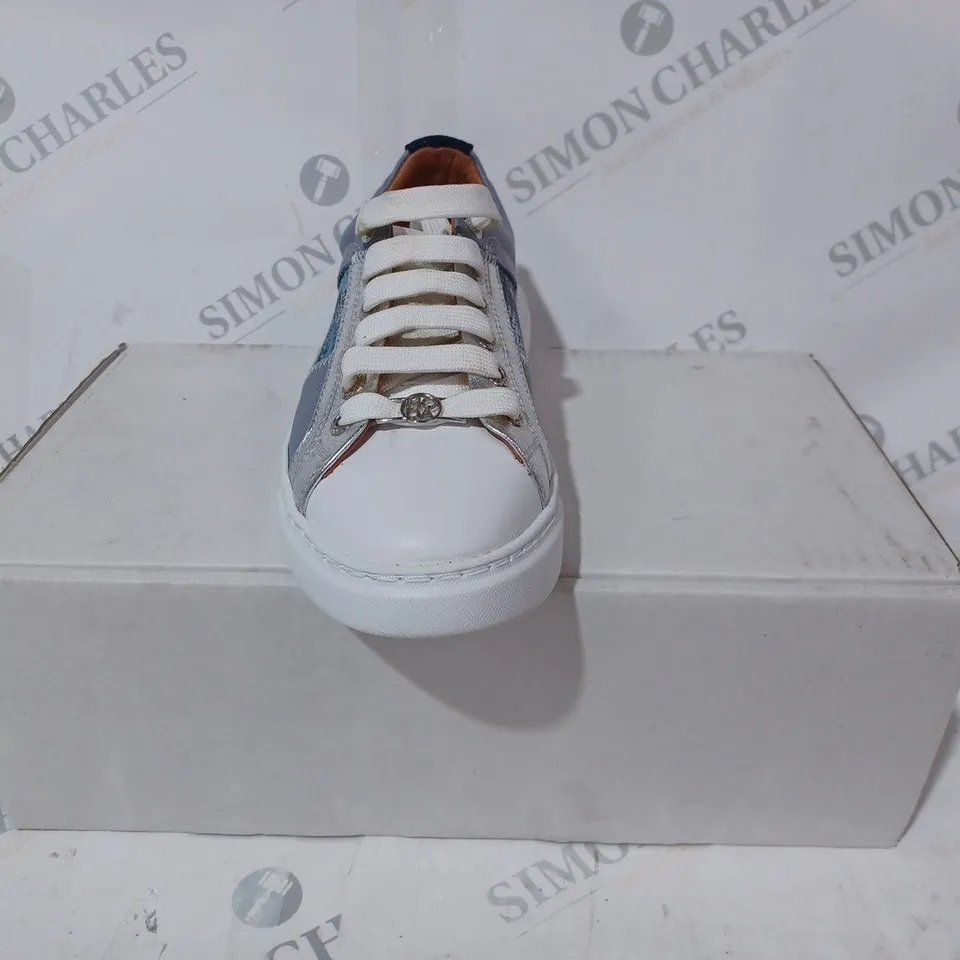 BOXED PAIR OF MODA IN PELLE AURAN TRAINERS IN BLUE/METALLIC SILVER SIZE 4