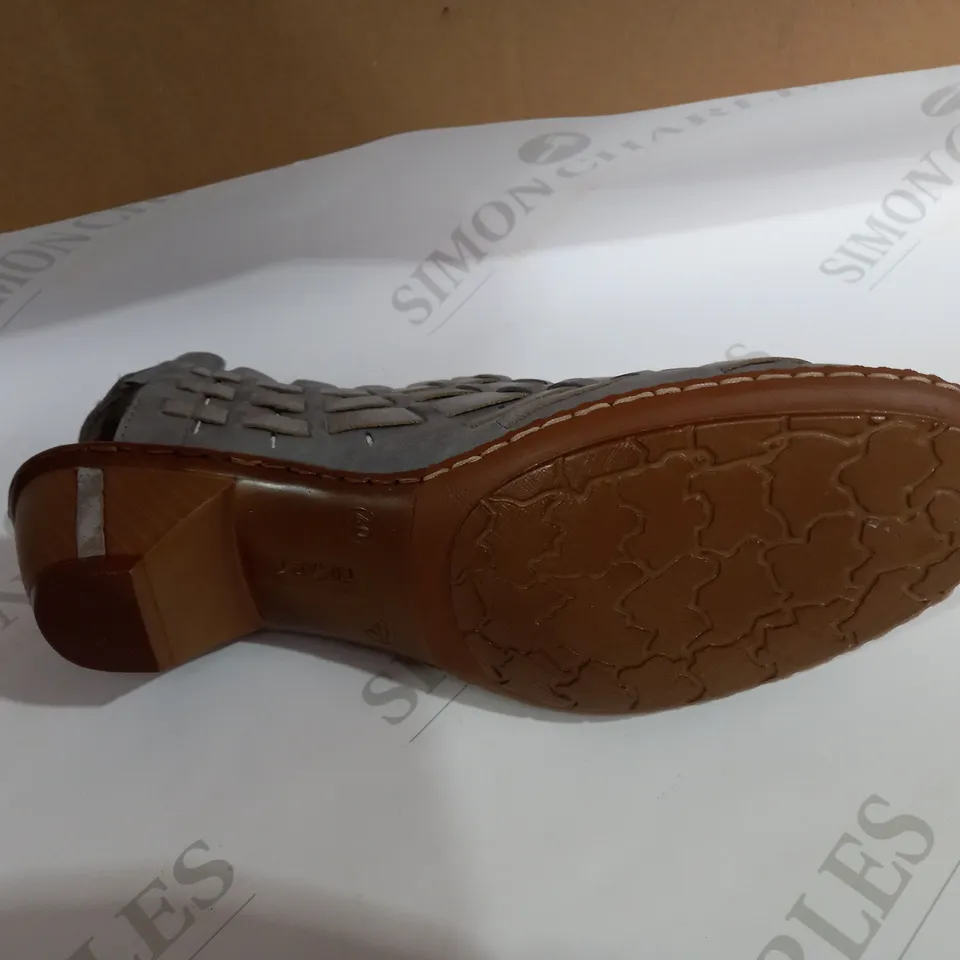 RIEKER GREY SANDAL SIZE 6.5