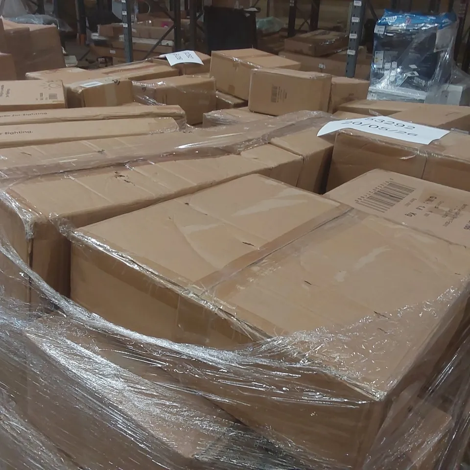 PALLET CONTAINING A VERY LARGE QUANTITY OF HOME LIGHTING PRODUCTS