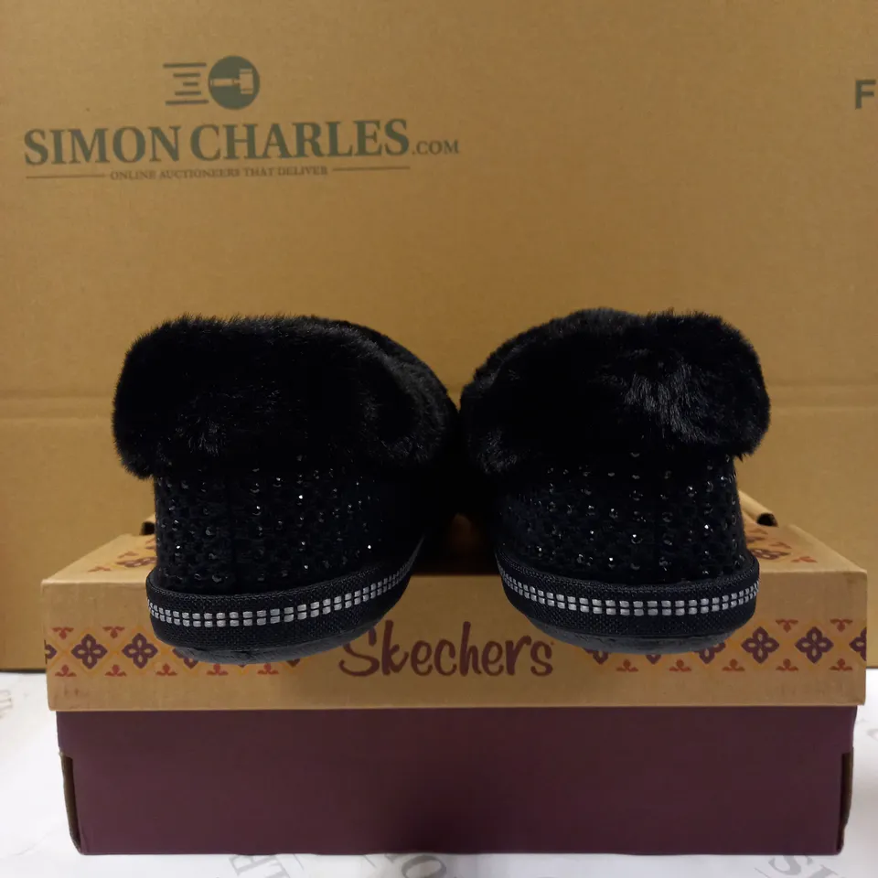 SKECHERS COZY SLIPPER BLACK - SIZE 6