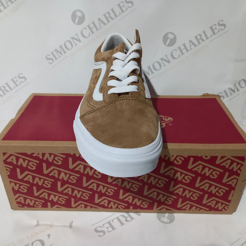 BOXED PAIR OF VANS OLD SKOOL SUEDE TRAINERS IN BROWN UK SIZE 5