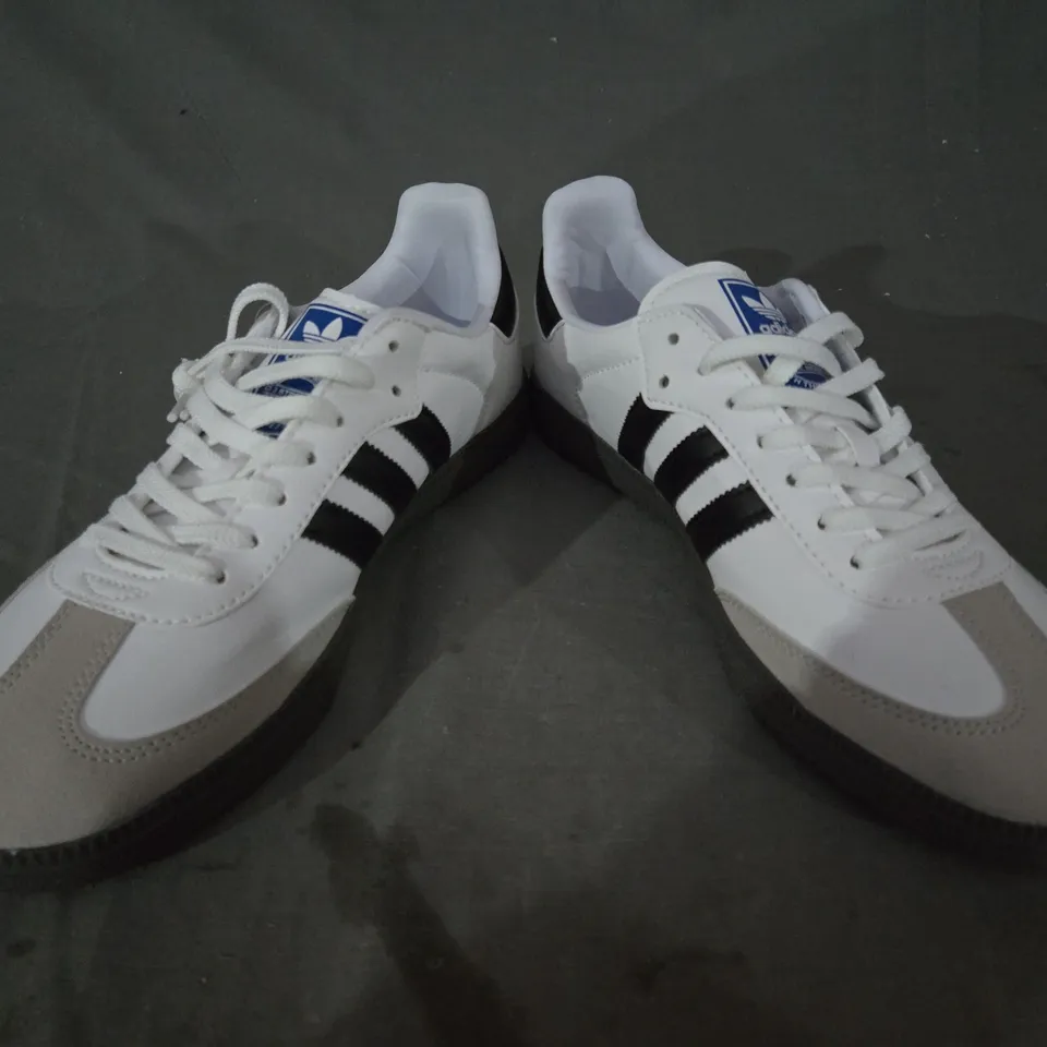 PAIR OF ADIDAS SAMBA SHOES IN WHITE/BLACK UK SIZE 9