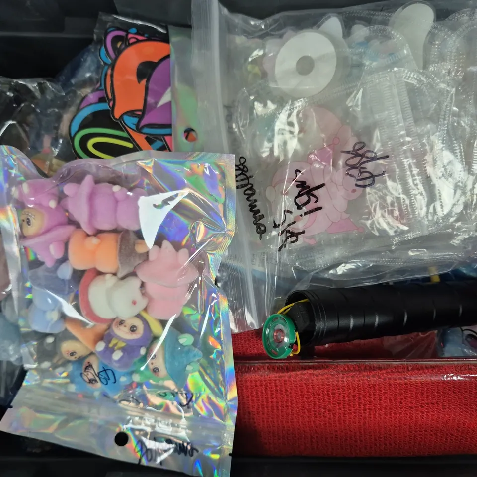 APPROXIMATELY 10 ASSORTED TOYS AND GAMES TO INCLUDE OCEAN COLOUR CHANGING BATH BOOK, ETC