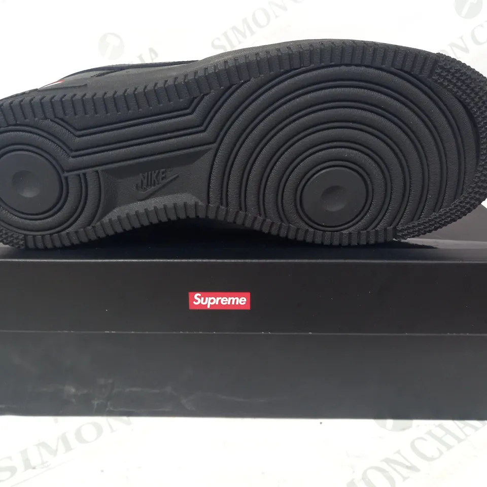 BOXED PAIR OF NIKE AIR FORCE 1 LOW SHOES IN BLACK UK SIZE 7