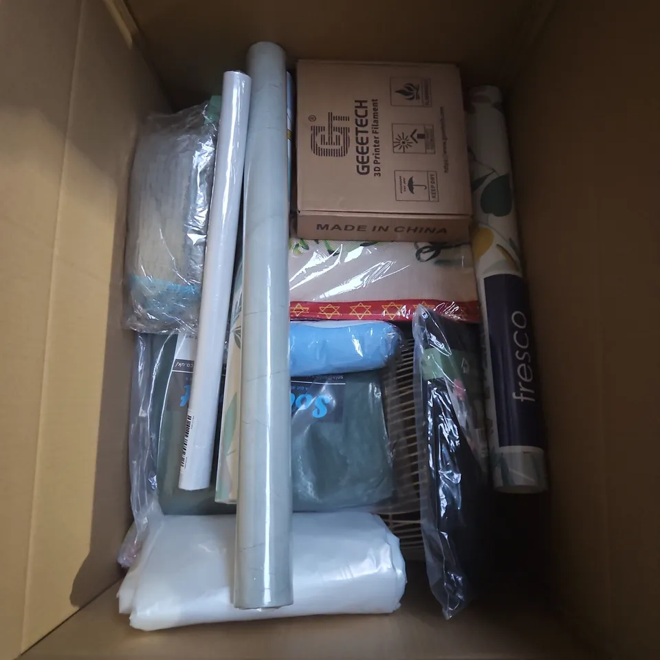 BOX OF APPROX 15 HOUSEHOLD ITEMS TOO INCLUDE WATER BOTTLE, KITCHEN CURTAINS, WALLPAPER , ETC 