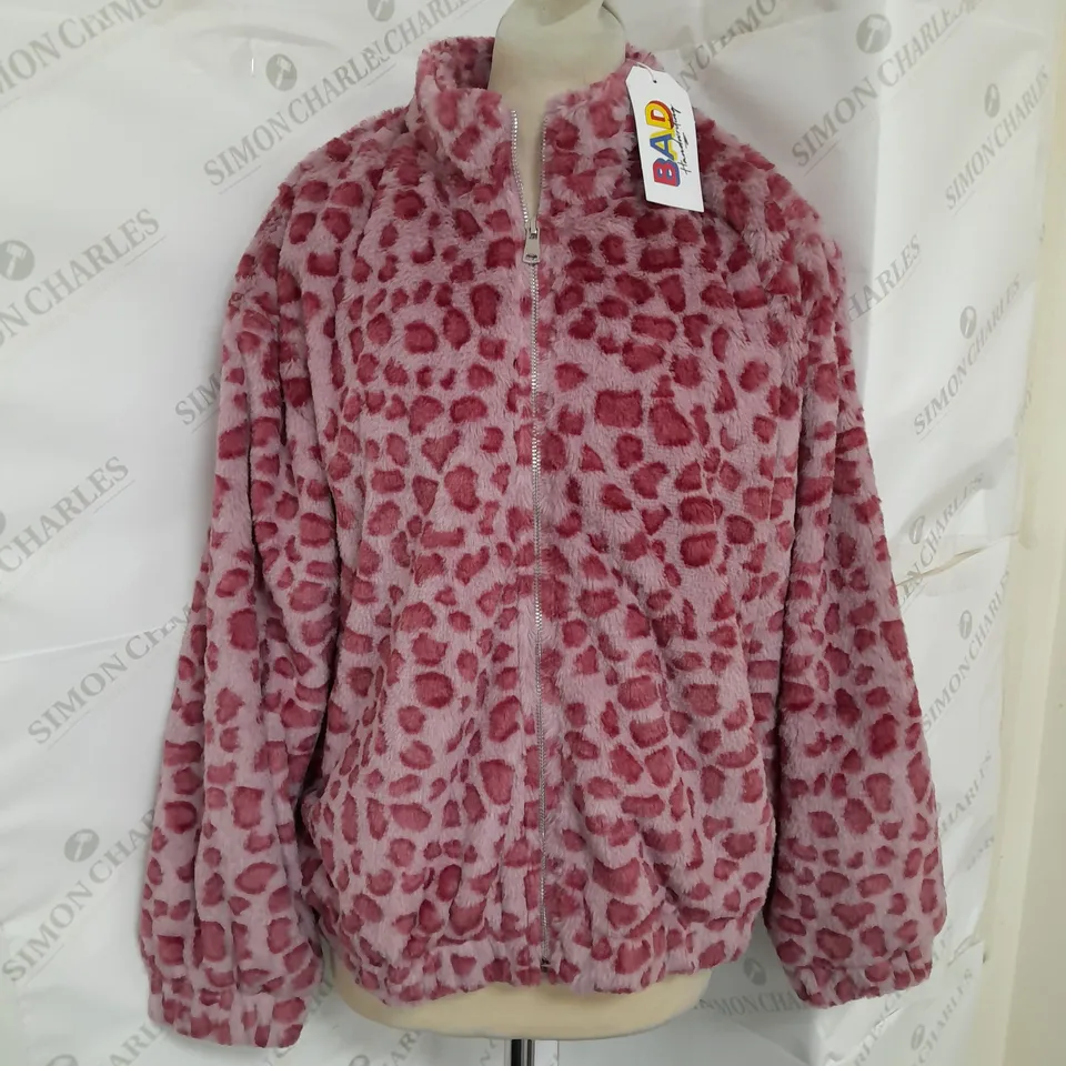 BAD HANDWRITING FLUFFY ZIP JACKET IN PINK LEOPARD PRINT SIZE L