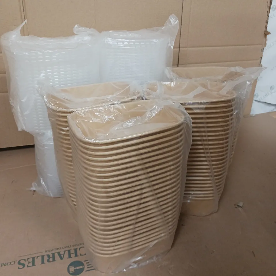 APPROXIMATELY 100 LONDON COFFEE CUPS RECTANGULAR FOOD CONTAINER SETS WITH LIDS 650ML