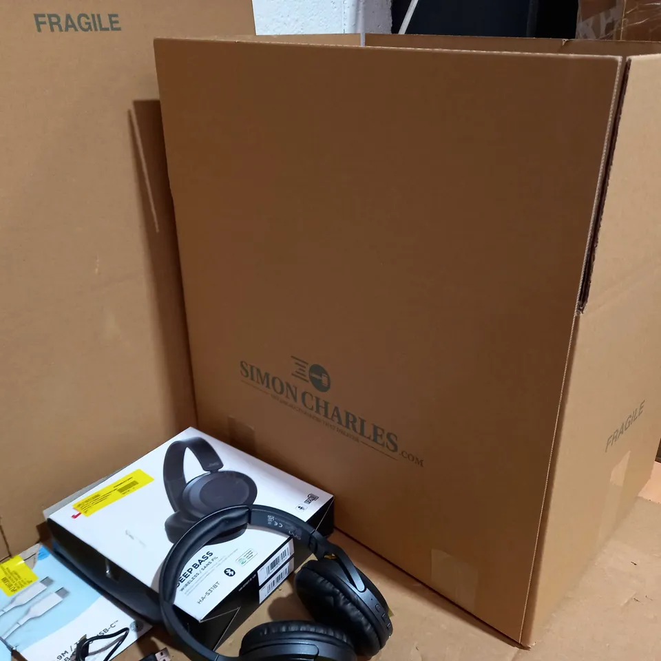 BOX OF APPROX 15 ASSORTED ELECTRICAL ITEMS TO INCLUDE: USB CABLE, HEADPHONES, CHARGER