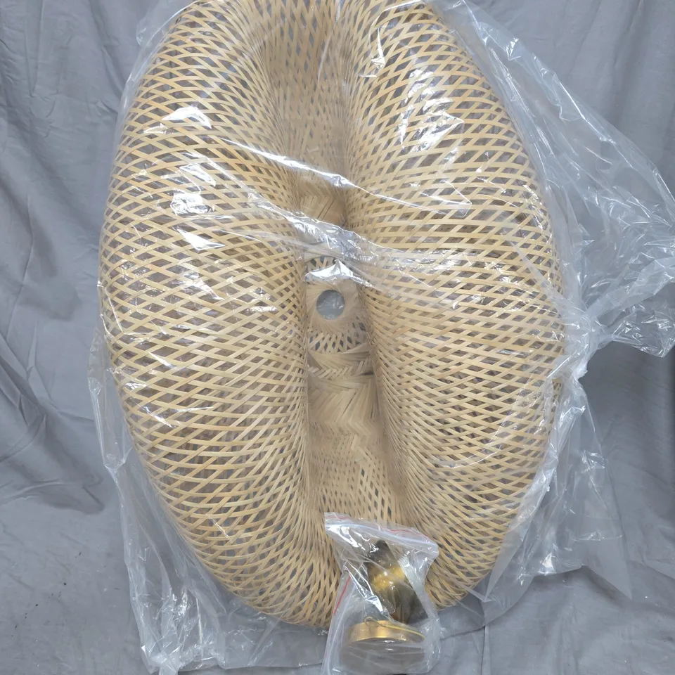 HANGING CEILING LIGHT WITH ABSTRACT WOODEN SHADE