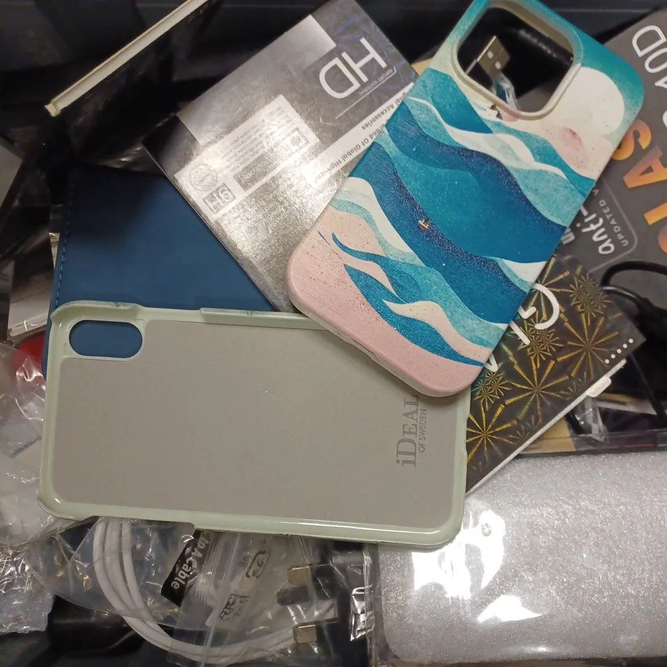 BOX OF APPROX 25 ASSORTED ITEMS TO INCLUDE - FOLUU SAMSUNG 5G CASE - IPHONE 14 SEA CASE - GOOGLE 30 W USB-C CHARGER ECT