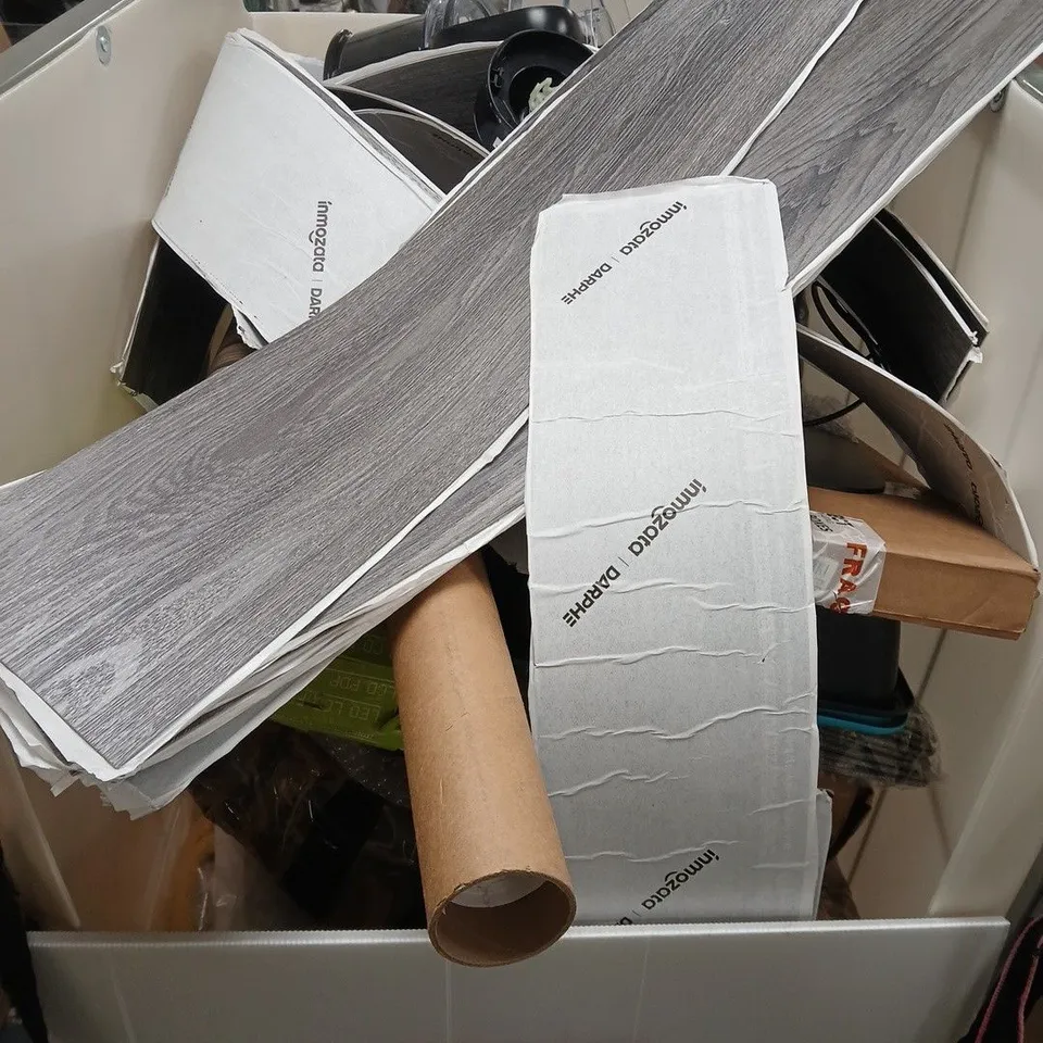 CAGE OF APPROXIMATELY 15 ASSORTED HOUSEHOLD ITEMS TO INCLUDE - PILLOWS, FLOORING AND TV MOUNTS 