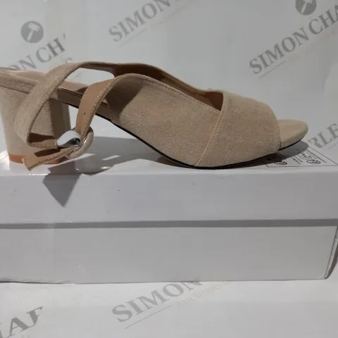 BOXED PAIR OF DESIGNER OPEN TOE LOW BLOCK HEEL SLINGBACK SANDALS IN BEIGE EU SIZE 41