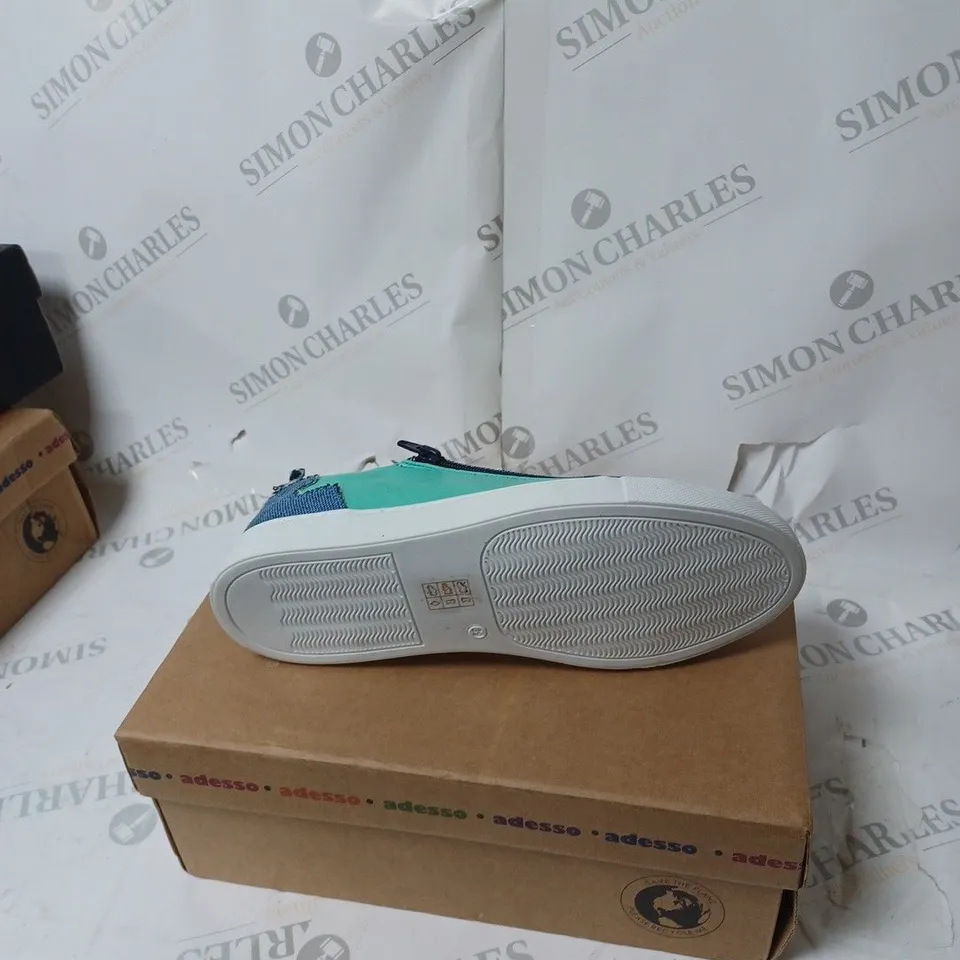 BOXED PAIR OF ADESSO FAYE ZIP TRAINERS IN BLUE/TURQUOISE - SIZE 6
