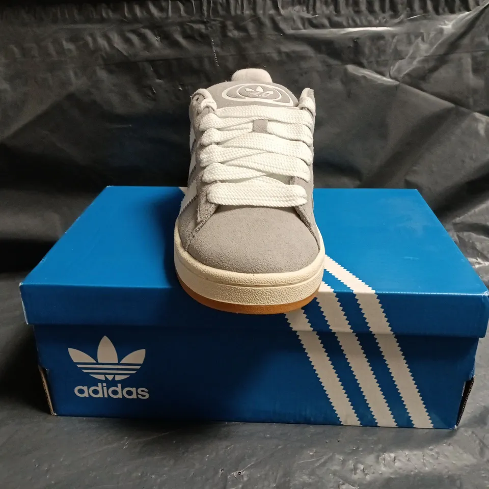 BOXED PAIR OF ADIDAS CAMPUS 00S TRAINERS IN GREY/WHITE SIZE UK 4.5