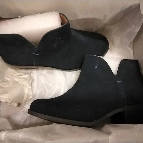 BOX OF 5 VIONIC SHOE BOXES CONTAINING FELICITY LIV NAVY ANKLE BOOTS SIZE 3