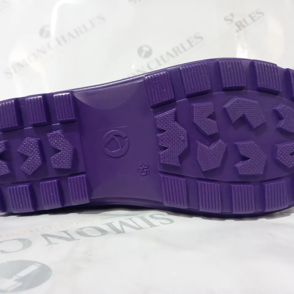 BOXED PAIR OF COTSWOLD HILLY WELLINGTON BOOTS IN PURPLE UK SIZE 2.5