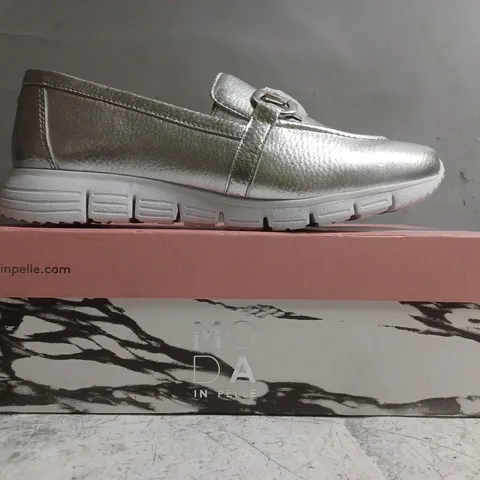 BOXED PAIR OF MODA IN PELLE FRANCIE SPORTY LOAFERS WITH TRIM IN METALLIC SILVER SIZE UK 7