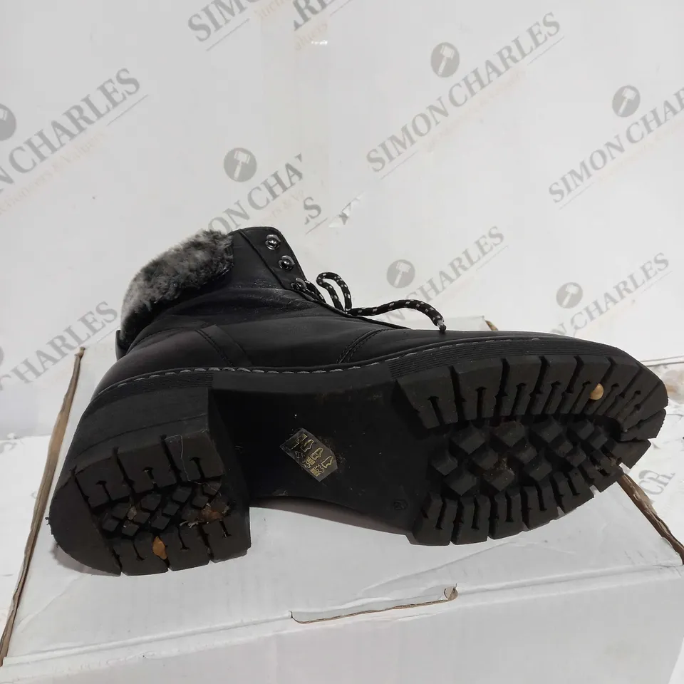 MODA CHARCOAL FAUX FUR METAL LACED HIKER SIZE 8