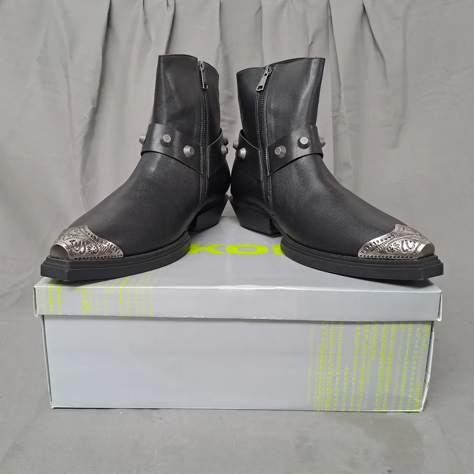 BOXED PAIR OF KOI SOUL RENDER COWBOY BOOTS IN BLACK/SILVER EFFECT UK SIZE 11