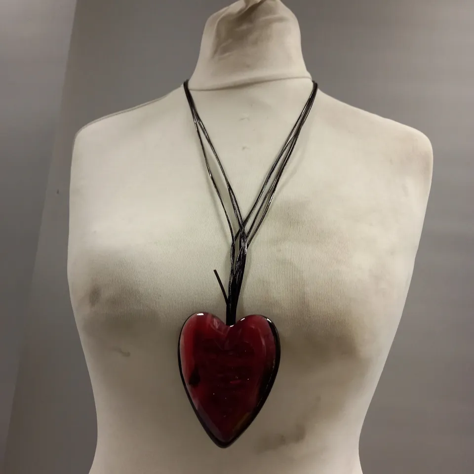BRAND NEW BROWN PEPPER HANDBAGS RED LOVE HEART NECKLACE 