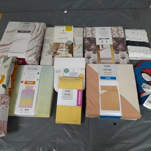 APPROXIMATELY 8 ASSORTED HOUSEHOLD ITEMS TO INCLUDE VARIOUS BEDDING IN VARIOUS SIZES AND STYLES