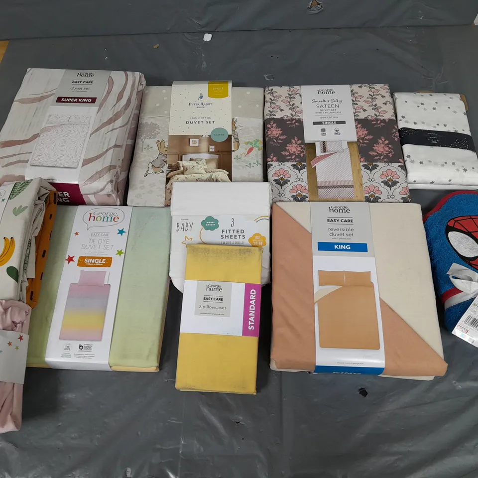 APPROXIMATELY 8 ASSORTED HOUSEHOLD ITEMS TO INCLUDE VARIOUS BEDDING IN VARIOUS SIZES AND STYLES