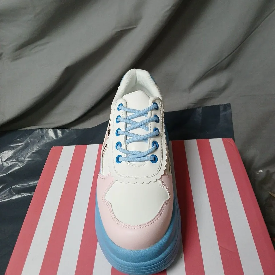 KOI BEAN SAYS HI CHUNKY TRAINERS BLUE BOXED SIZE 5