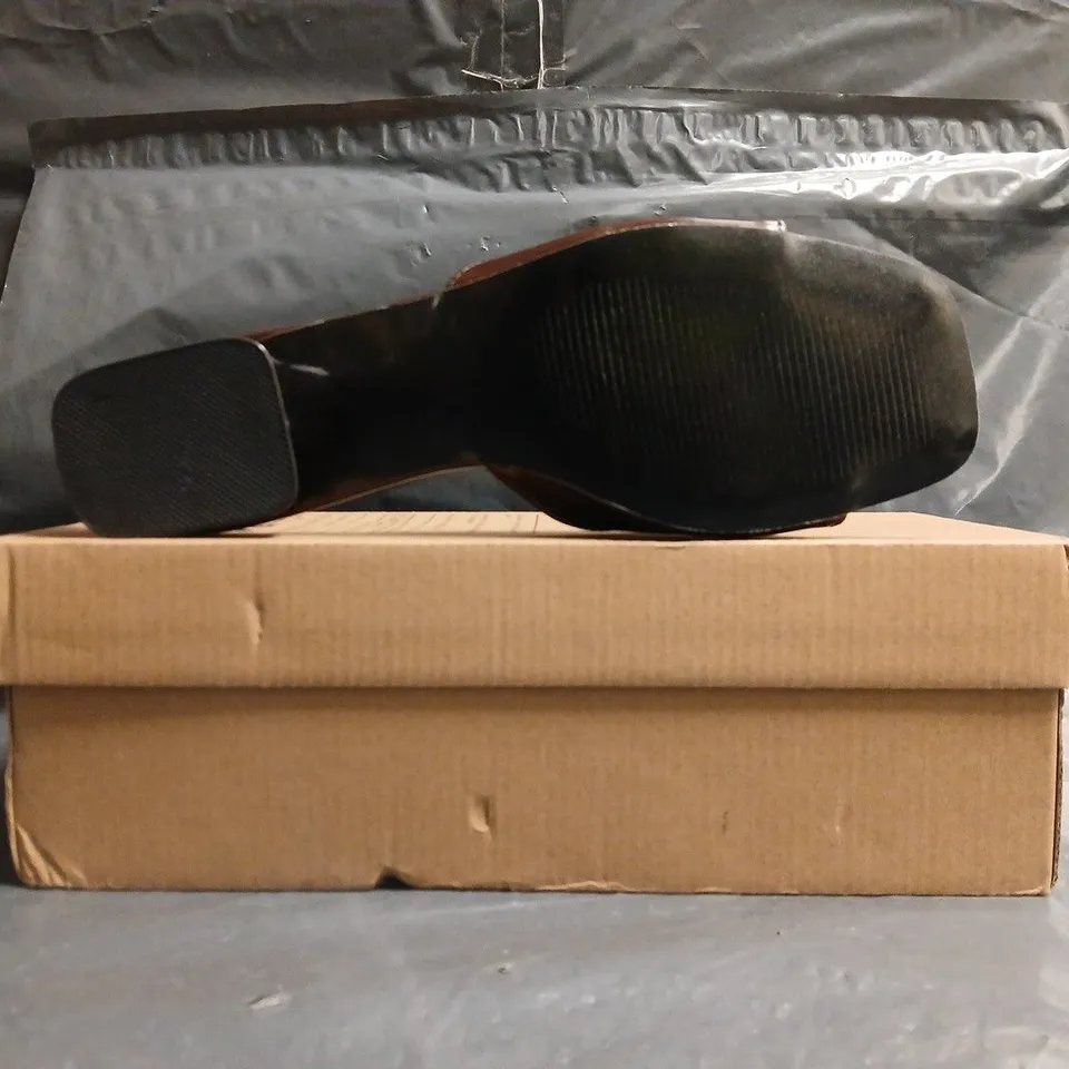 BOXED PAIR OF UNBRANDED OPEN TOE LOW BLOCK HEEL SANDALS IN CHOCOLATE SIZE EU 39