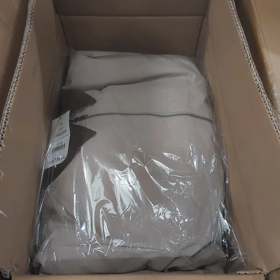 PALLET CONTAINING A LARGE QUANTITY OF ASSORTED BRAND NEW PRODUCTS INCLUDING: CLOTHING, CHRISTMAS ORNAMENTS, WOMEN'S BOOTS, PHONE CASE, JACKET ECT