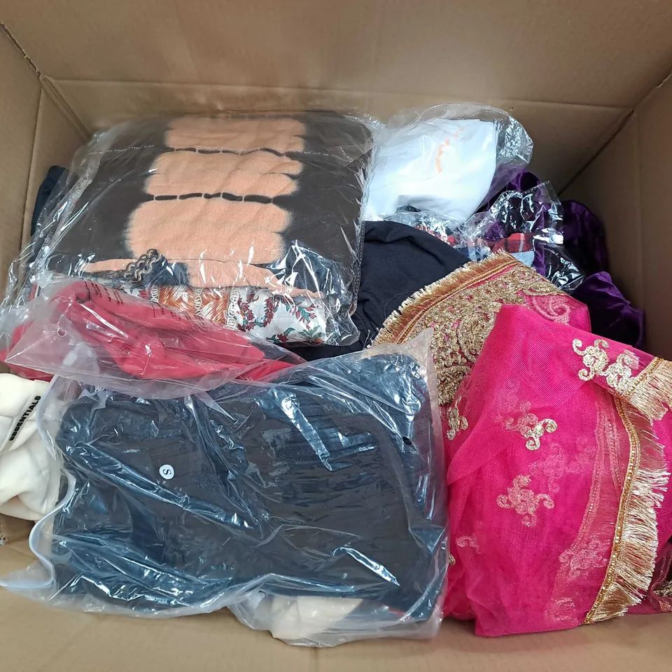 APPROXIMATELY 25 ASSORTED CLOTHING ITEMS IN VARIOUS SIZES TO INCLUDE DRESS, TOPS, JACKETS, ETC