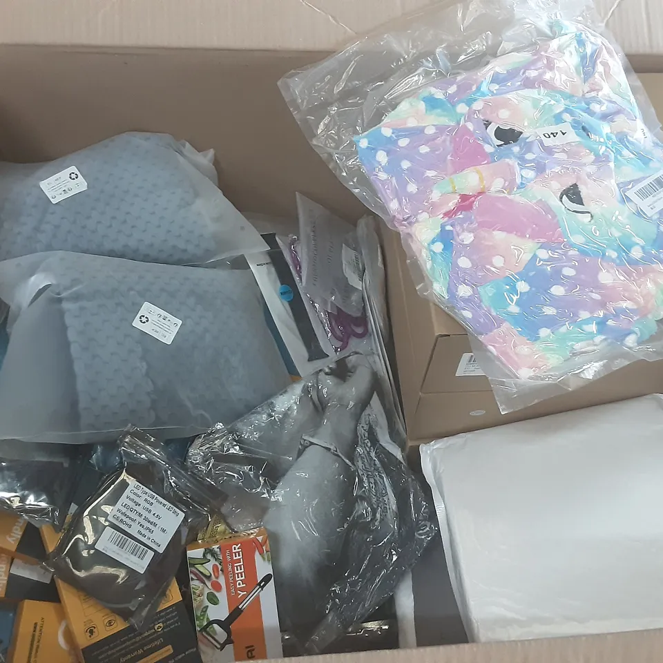 PALLET OF ASSORTED HOMEWARE ITEMS TO INCLUDE STEAM MOP CLOTHS, TOTE BAGS, CHRISTMAS DECORATIONS ETC