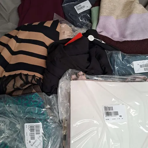 BOX OF APPROX 20 ASSORTED CLOTHING ITEMS TO INCLUDE - BAG, JUMPER, JUMPSUIT ETC