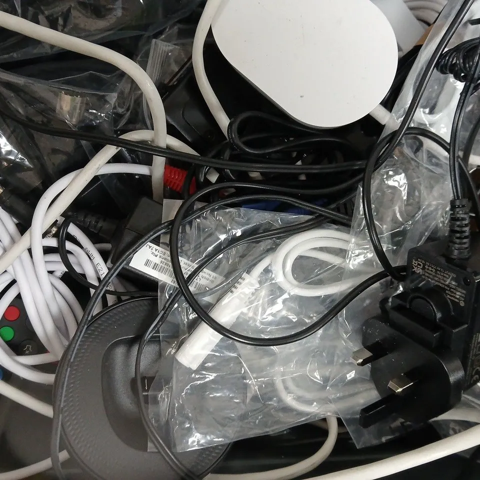 APPROXIMATELY 10 ASSORTED ELECTRICAL AND HOUSEHOLD ITEMS