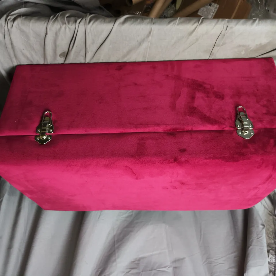 PINK VELVET CHEST/SEAT  WITH TWO SILVER CLASPS