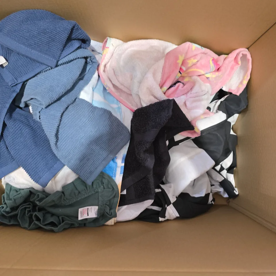 BOX OF APPROXIMATELY 10 ASSORTED BEDDING AND SOFT FURNISHING ITEMS TO INCLUDE - TABLE CLOTH - BEDDING - TOWELS ETC. 