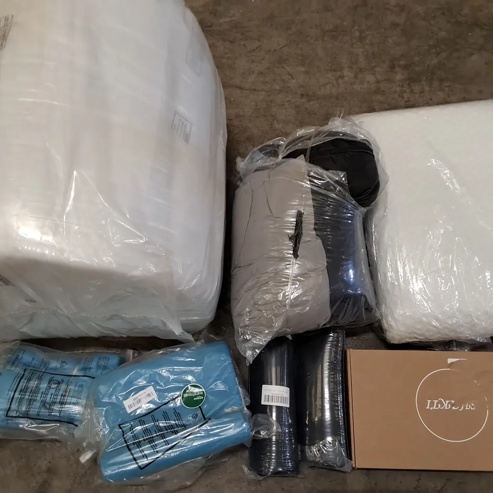 PALLET OF ASSORTED HOME FABRIC ITEMS TO INCLUDE CUSHIONS AND PADS