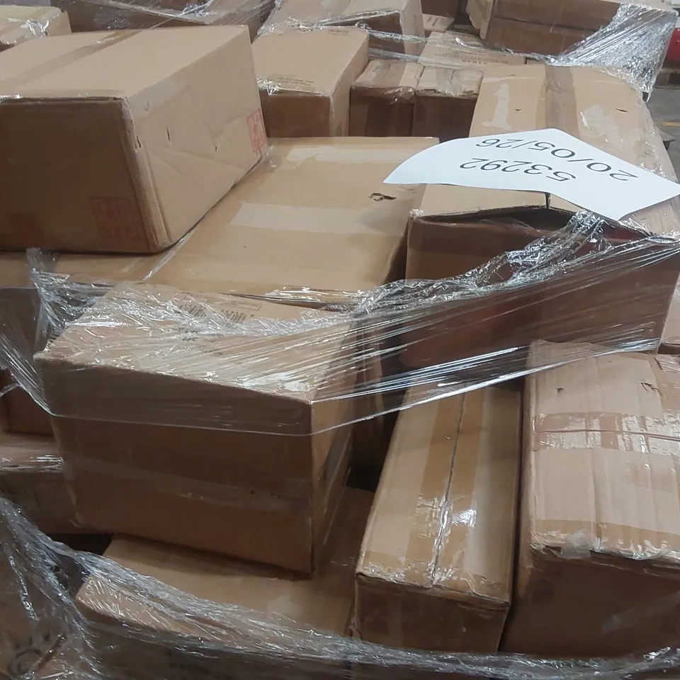 PALLET CONTAINING A VERY LARGE QUANTITY OF HOME LIGHTING PRODUCTS