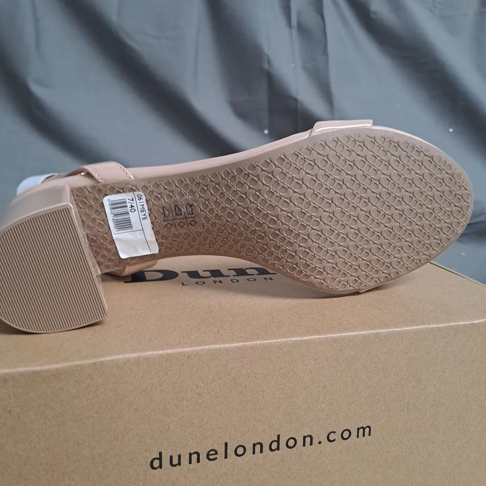 BOXED PAIR OF DUNE LONDON NUDE OPEN TOE HIGH BLOCK HEELED SANDALS SIZE 7