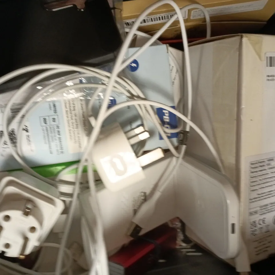 APPROXIMATELY 10 ASSORTED HOUSEHOLD ITEMS TO INCLUDE POWER BANK, PORTABLE SSD, ETC