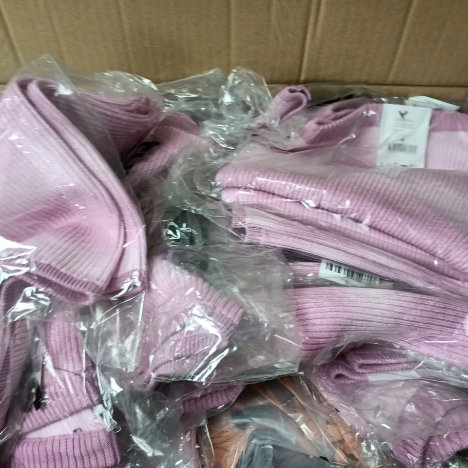APPROXIMATELY 25 ASSORTED CLOTHING ITEMS IN VARIOUS SIZES, COLOURS & STYLES TO INCLUDE EMILY MICRO TOP, HOT ROPICS SHORTS, ETC