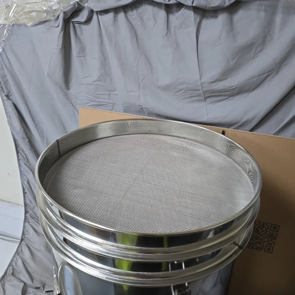 STAINLESS STEEL CONTAINER WITH DUAL SIEVE LIDS 