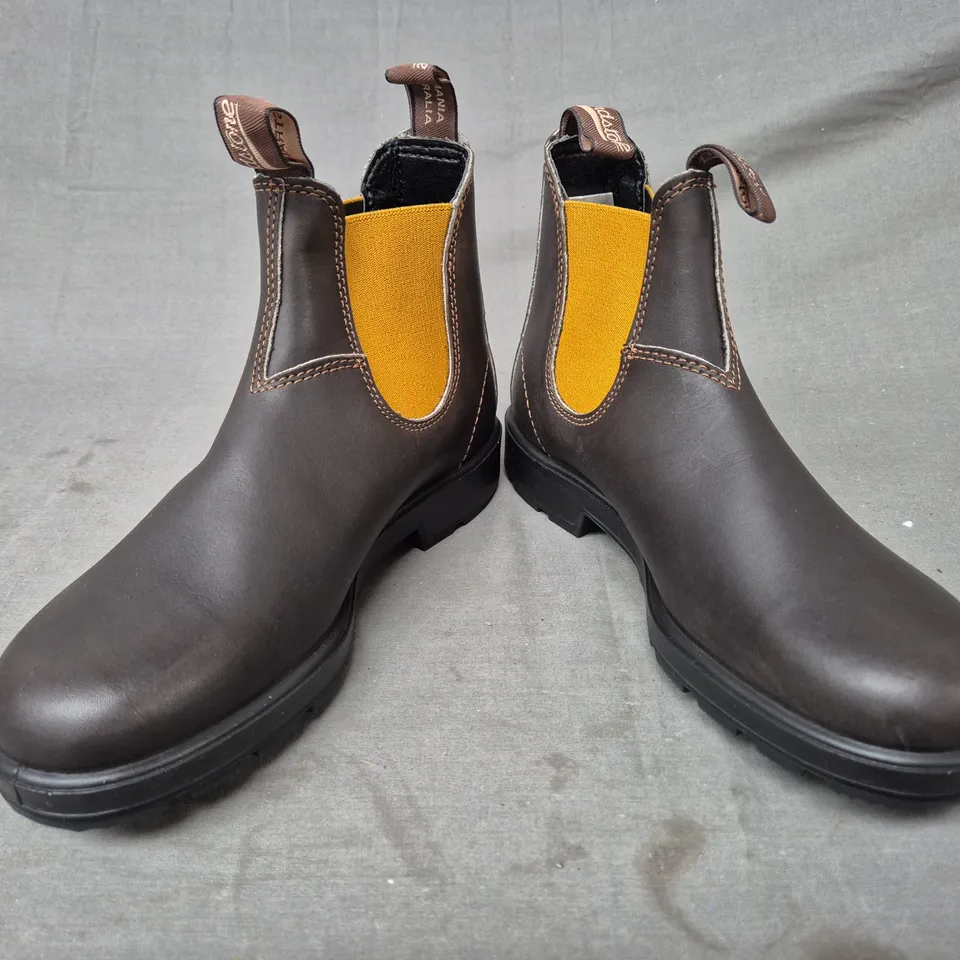 BOXED PAIR OF BLUNDSTONE COLOURED ELASTIC SIDED ANKLE BOOTS IN BROWN/MUSTARD UK SIZE 7